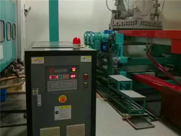 模溫機(jī)是選油溫機(jī)還是水溫機(jī)比較好？水溫機(jī)與油溫機(jī)是以傳熱媒體為分類依據(jù)的兩種不同類型的模溫機(jī)，水溫機(jī)和油溫機(jī)有不同的區(qū)別，使用也有差別，模溫機(jī)是選油溫機(jī)還是水溫機(jī)比較好