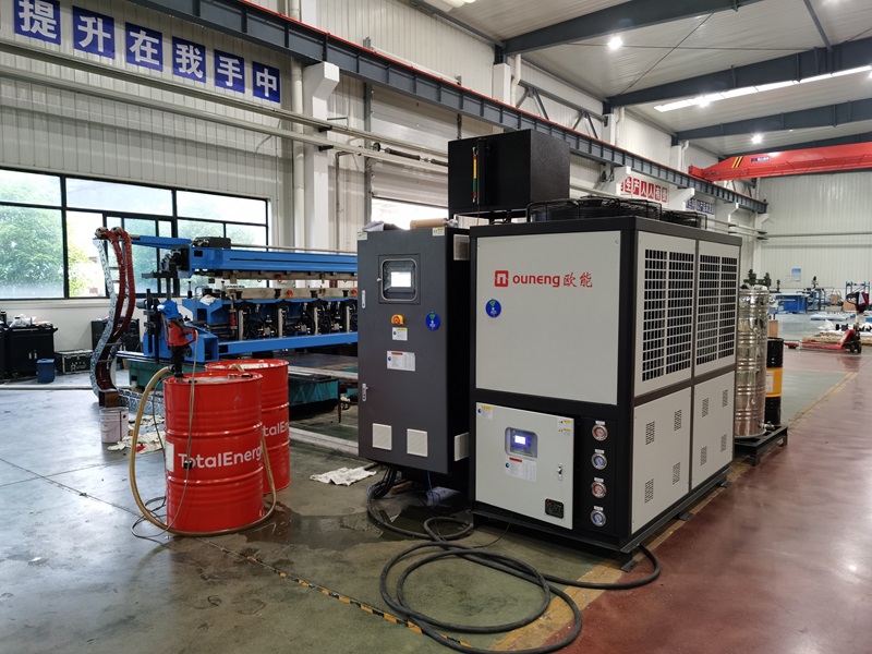 碳纖維復(fù)合材料，機翼成型，PLC模溫機＋冷水機