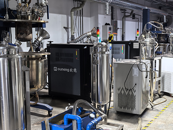 PP材料成型反應(yīng)釜油溫機(jī)——應(yīng)用案例 PP材料成型反應(yīng)釜油溫機(jī)——應(yīng)用案例